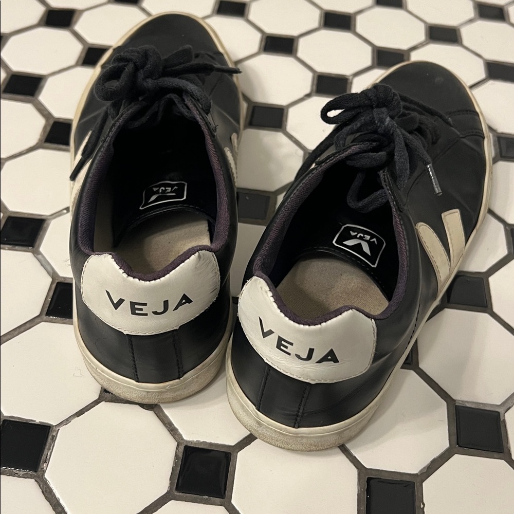 Black and White Veja Sneakers - Picture 4 of 4